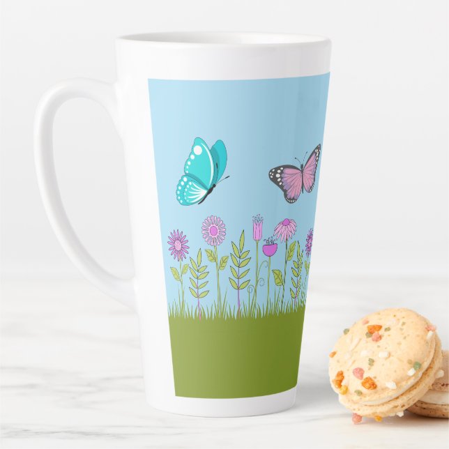 Tasse Latte Pink Flowers and Butterfly All-Over Print  (En situation)