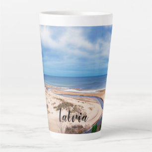 Tasse Latte Plage de sable blanc près de la mer Baltique en Le