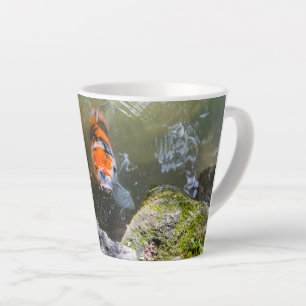 Tasse Latte Poisson Koi dans un étang