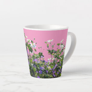 Tasse Latte Poussière d'anémone et de géranium. Musique en lat