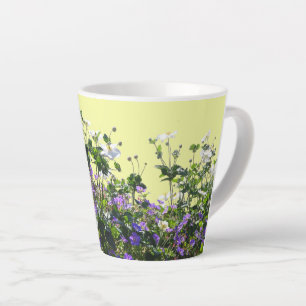 Tasse Latte Poussière d'anémone et de géranium. Musique latte 
