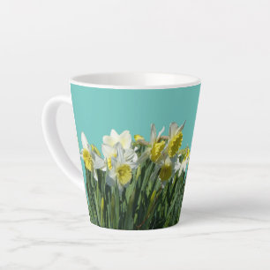 Tasse Latte Poussière De Daffodils Blanches Et Jaunes. Bleu L
