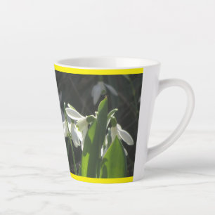 Tasse Latte Poussière De Neige. Musique en latte jaune