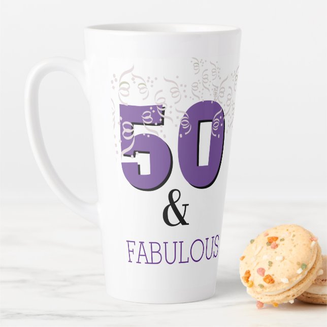 Tasse Latte Purple 50 Fabulous| Joyeux cadeau de 50e anniversa (En situation)