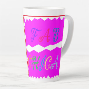 Tasse Latte Rose avec texte d'apparence brodée