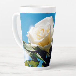 Tasse Latte Rose blanche sous ciel bleu