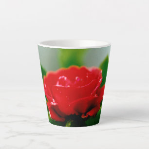 Tasse Latte Rose rouge du matin recouverte de gouttes de rosée