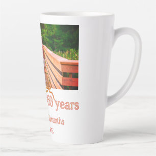 Tasse Latte rouge ou noeud papillon félicitations pour les 60