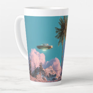 Tasse Latte Scène surréaliste de montagnes avec palmier et OVN