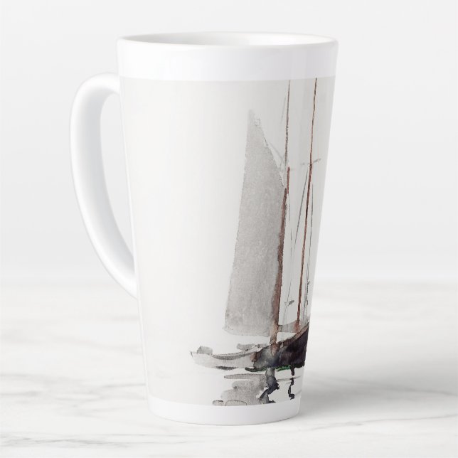 Tasse Latte Schooner à deux mâts avec Dory par Winslow Homer (Angle gauche)