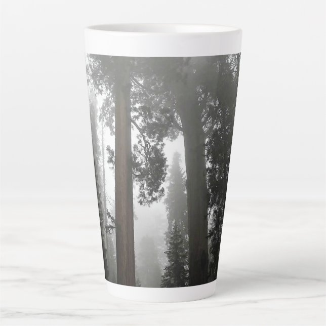 Tasse Latte Séquoia géantes dans le brouillard, CA (Devant)