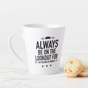 Tasse Latte Soyez noir sur le guet