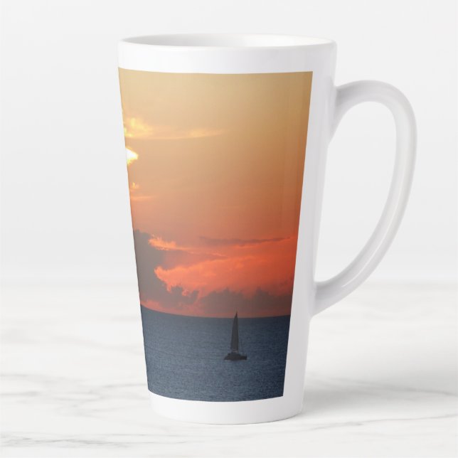 Tasse Latte Sunset Clouds and Sailboat Seascape (Droite)