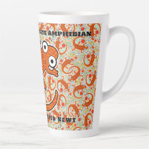 Tasse Latte Terre tachetée rouge sur le plancher forestier Bla