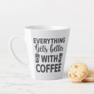 Tasse Latte Tout s'améliore avec du café