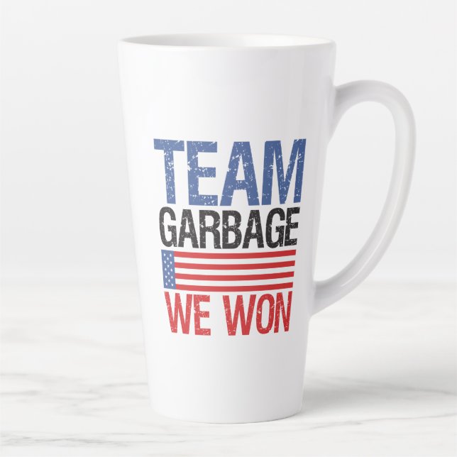 Tasse Latte Trump - Équipe de poubelles que nous avons remport (Droite)