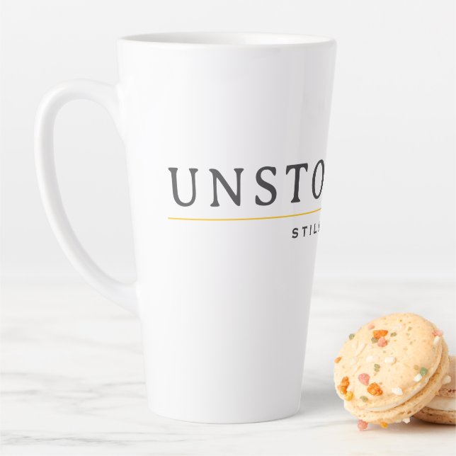 Tasse Latte UNSTOPPABLE Minimal Motivation Quote T-Shirt (En situation)