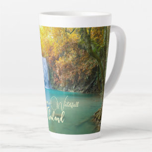 Tasse Latte Vue d'automne de la cascade d'Erawan Thaïlande