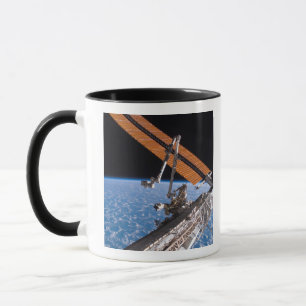 Tasse Le Canadarm2 et les ailes de panneaux solaires