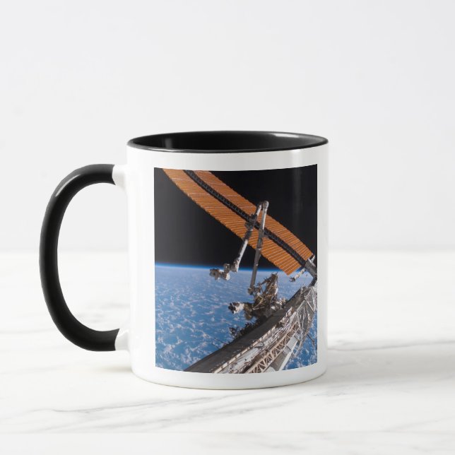 Tasse Le Canadarm2 et les ailes de panneaux solaires (Gauche)