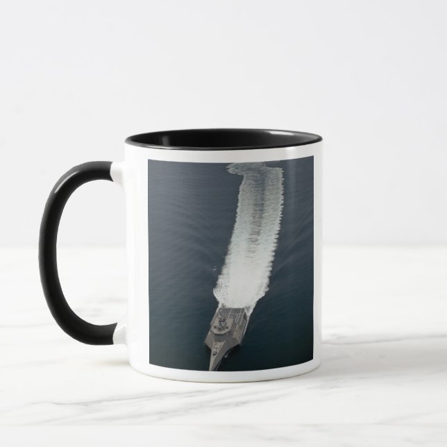 Tasse Le navire de combat littoral Independence 2 (Gauche)