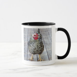 Tasse Le poulet sur la plate-forme en bois, argentent