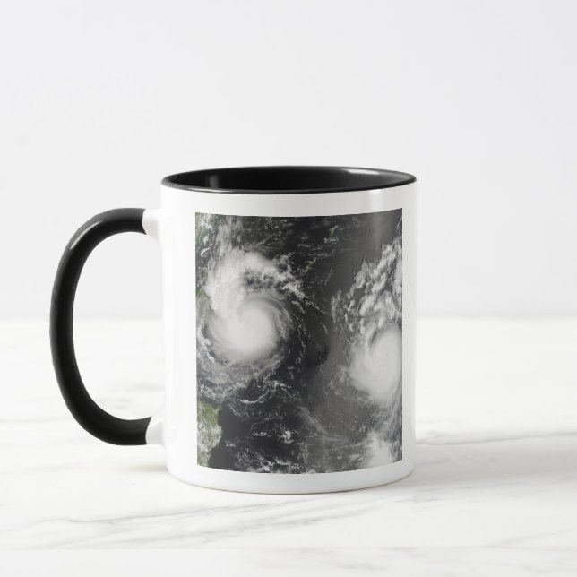 Tasse Le typhon Saomai et la tempête tropicale Bopha (Gauche)