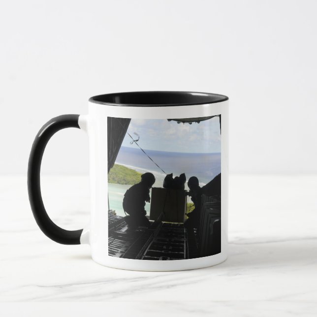 Tasse Les aviateurs sortent une palette de biens donnés (Gauche)