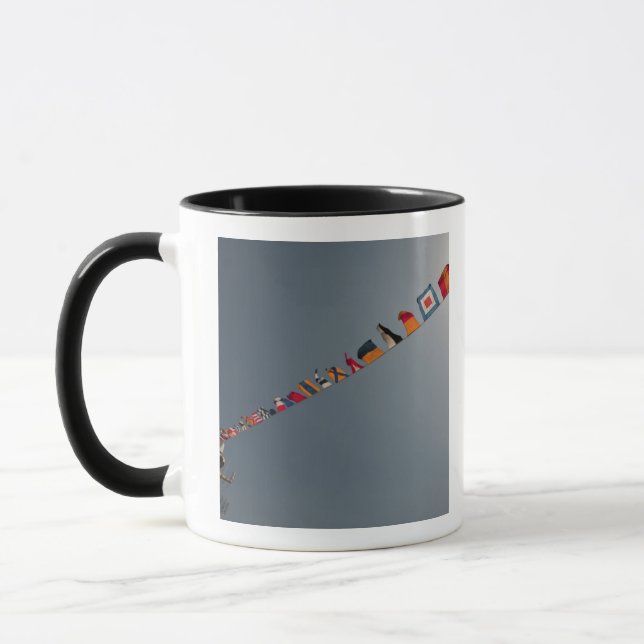 Tasse Les drapeaux survolent le pont de l'USS Iwo Jima (Gauche)