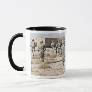 Tasse les soldats répondent à une attaque d'armes de