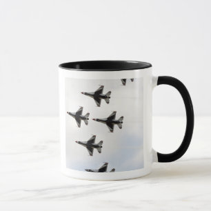 Tasse Les Thunderbirds forment une formation Delta de 6 