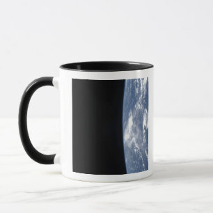 Tasse L'horizon terrestre et la noirceur de l'espace 2