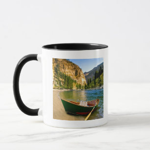 Tasse L'IDAHO, bateau de pêche sur une plage sablonneus