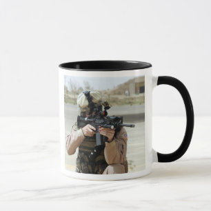 Tasse L'US Air Force Airman assure la sécurité