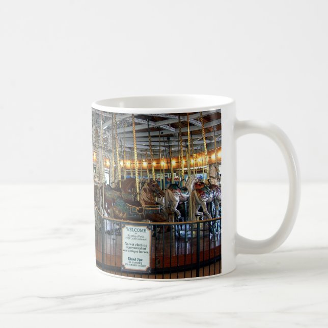 Tasse magnifique de porcelaine de carrousel (Droite)