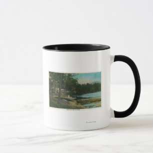 Tasse MaineVue d'une femme sur un canoë au bord du rivag