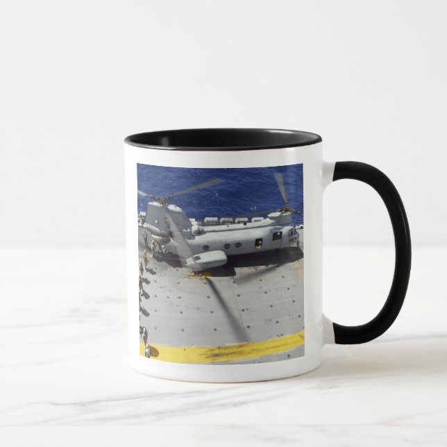 Tasse Marines embarquent un hélicoptère CH-46E Sea Knigh (Droite)