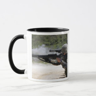 Tasse Marines tirant des fusils de chasse