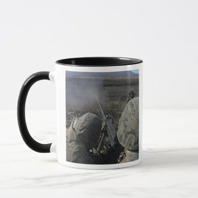Tasse Marines tire une mitrailleuse de calibre M2 50 (Gauche)