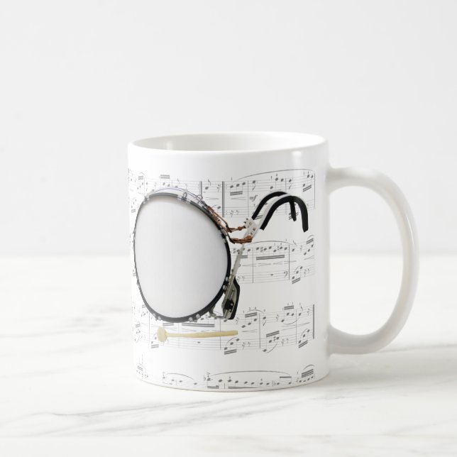 Tasse - marschierende große Trommel mit Blattmusik (Rechts)