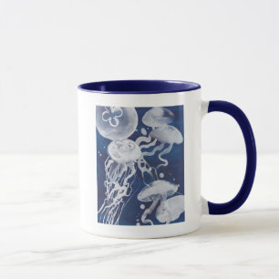 Tasse Méduses sur l'arrière - plan de marine