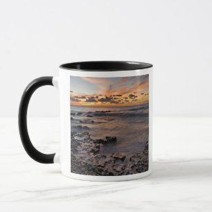 Tasse Mer des Caraïbes, îles Caïmanes.  Ondes écrasa