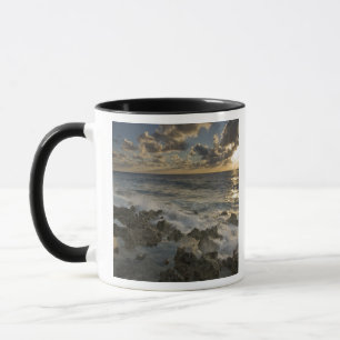 Tasse Mer des Caraïbes, îles Caïmanes.  Ondes écrasantes