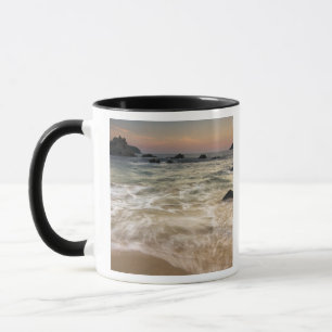 Tasse Mexique, Guerrero, Zihuatanejo. Surfer le long d'u