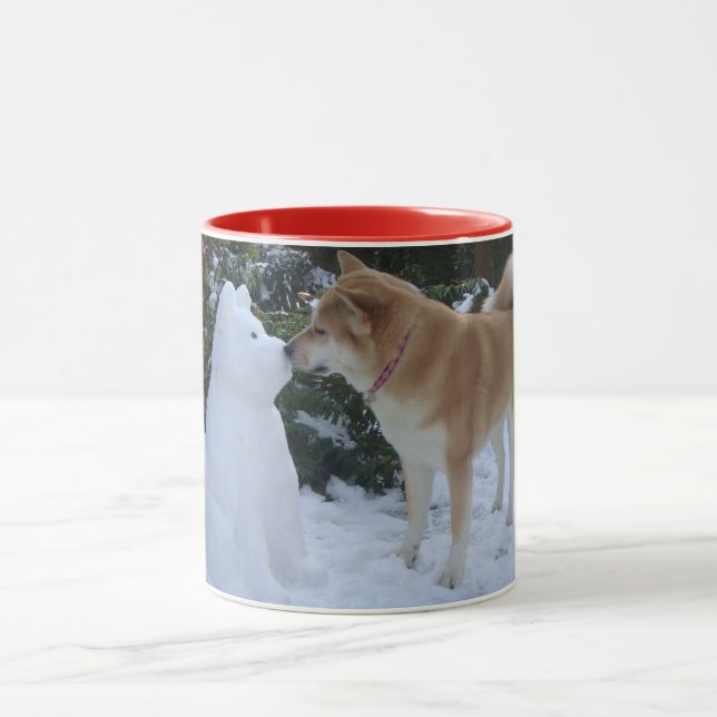Tasse mignon akita baiser bonhomme de neige chien de nei (Centre)