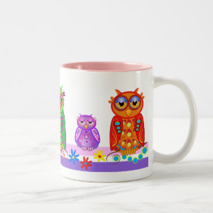 Tasse mignonne de bande dessinée avec des hiboux