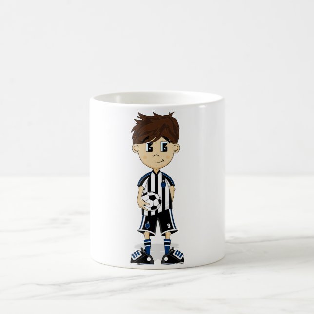Tasse mignonne de garçon du football (Centre)