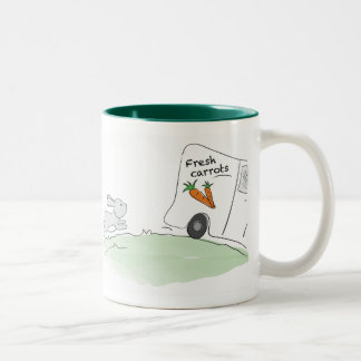 Tasse mignonne de lapin (chassant des carottes)