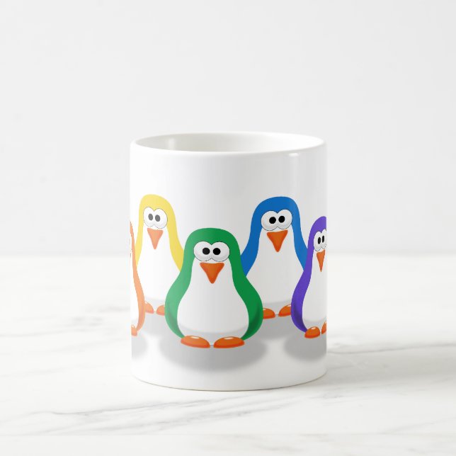 Tasse mignonne de pingouins d'arc-en-ciel (Centre)