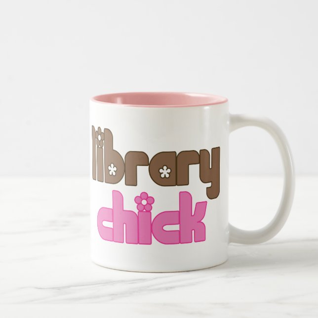 Tasse mignonne de poussin de bibliothèque (Droit)